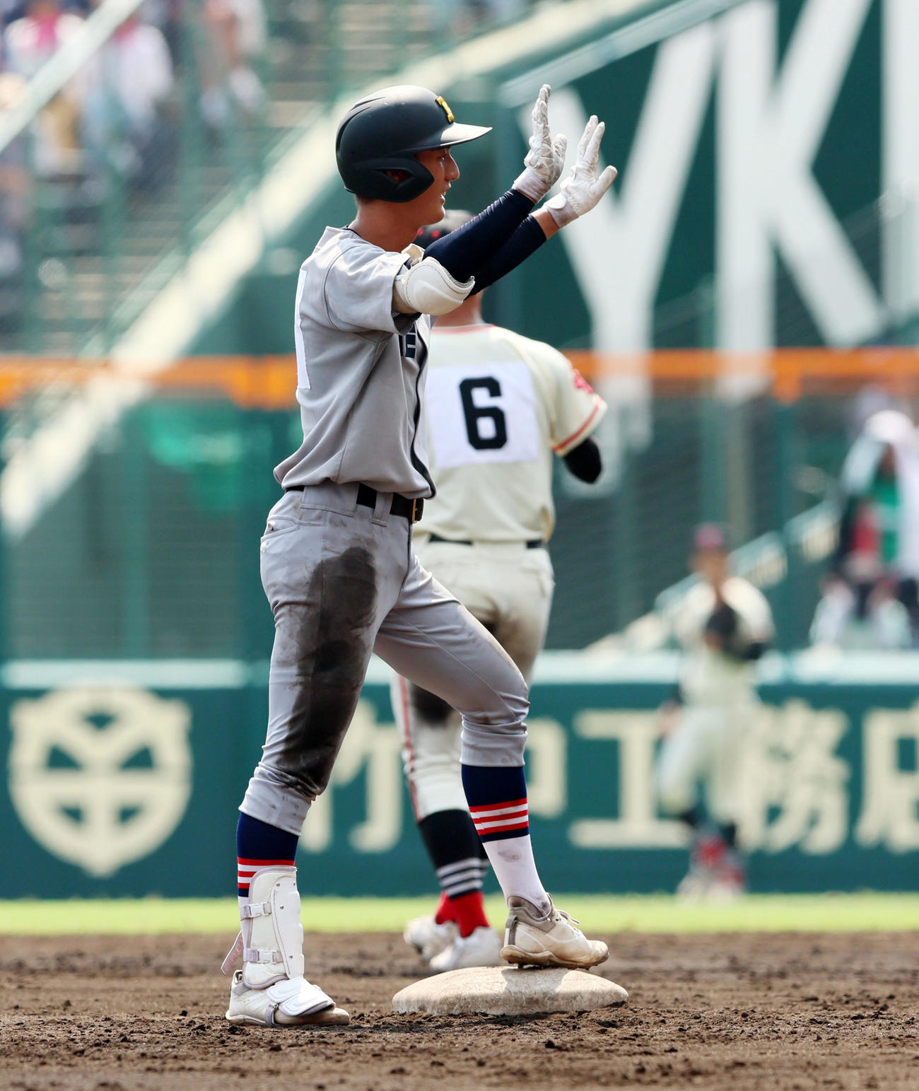 土浦日大対慶応　7回裏慶応無死、八木は右へ二塁打を放つ（撮影・加藤哉）
