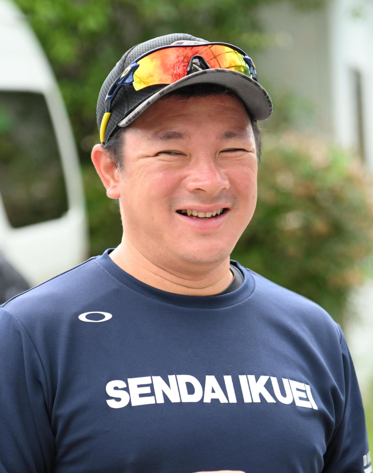 関係者らと笑顔で話す仙台育英・須江監督（撮影・石井愛子）