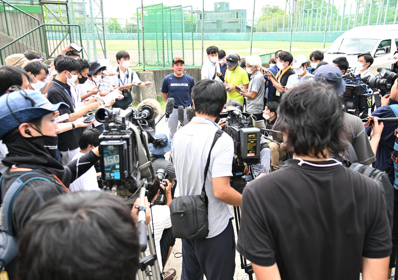 多くの報道陣に質問に答える仙台育英・須江監督（中央）（撮影・石井愛子）