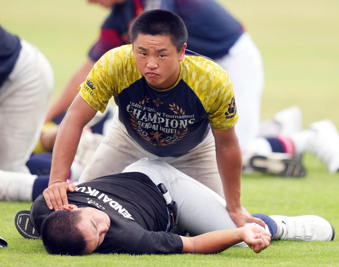 ストレッチをする仙台育英・斉藤陽（上）（撮影・横山健太）