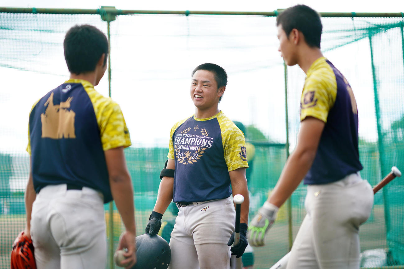 チームメートと言葉を交わす仙台育英・斉藤陽（中央）（撮影・横山健太）