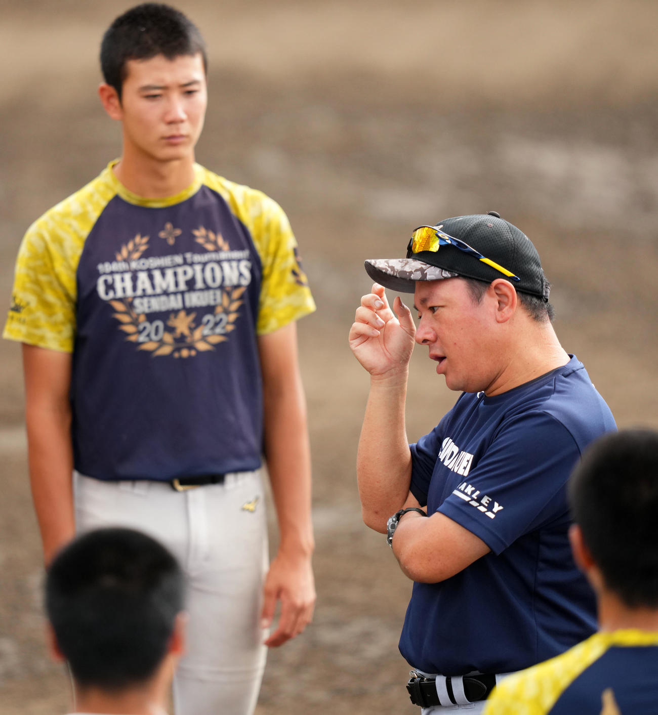 ナインに声をかける仙台育英・須江監督（右）（撮影・横山健太）