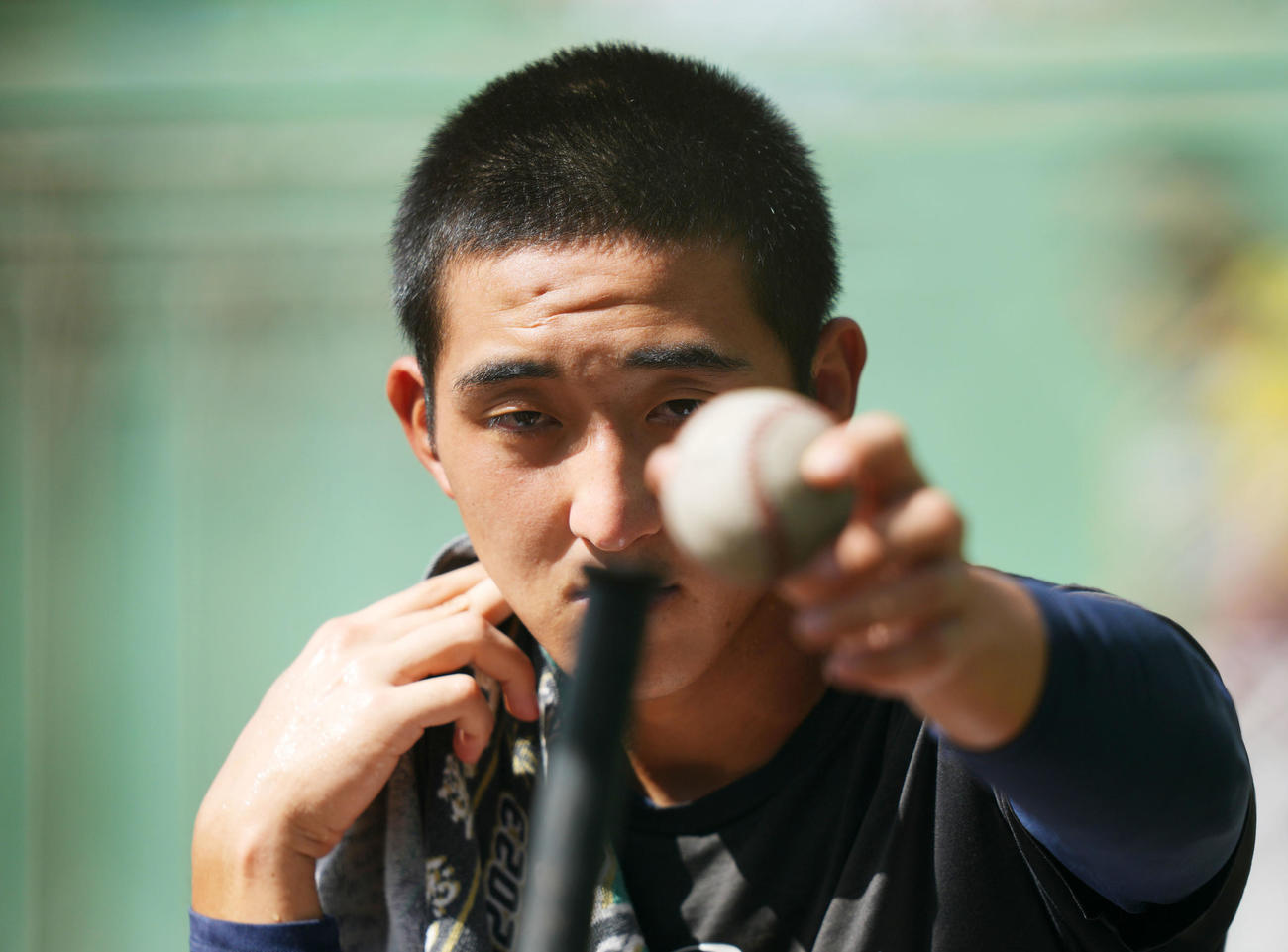 ボールをセットする仙台育英・橋本（撮影・横山健太）