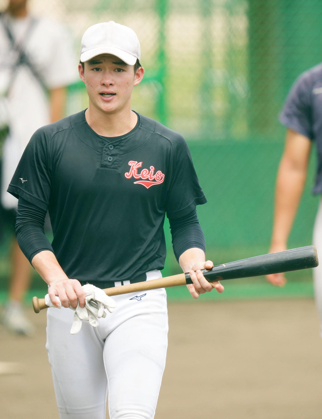 打撃練習へ向かう慶応・丸田（撮影・横山健太）