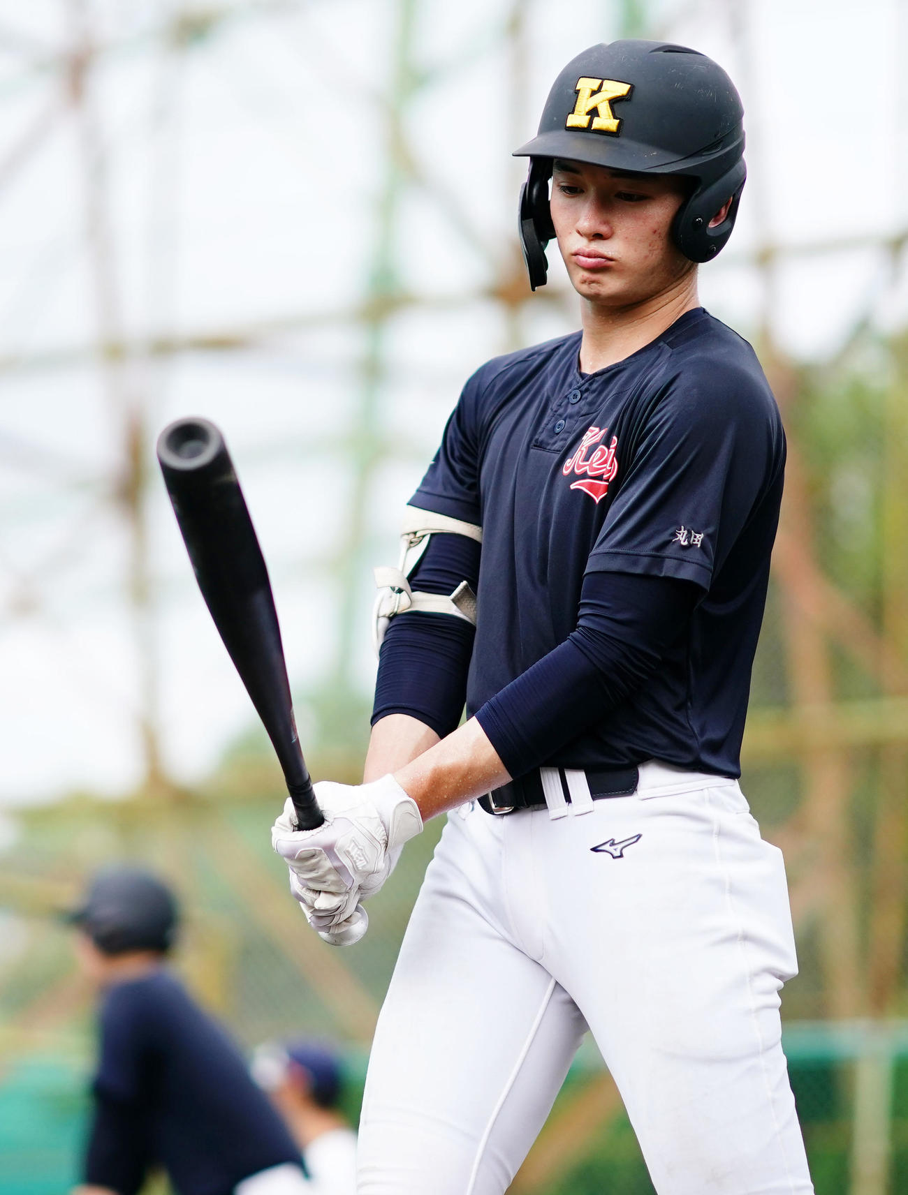 打撃練習をする慶応・丸田（撮影・横山健太）