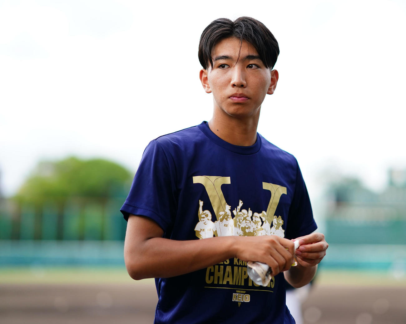 練習へ向かう慶応・小宅（撮影・横山健太）