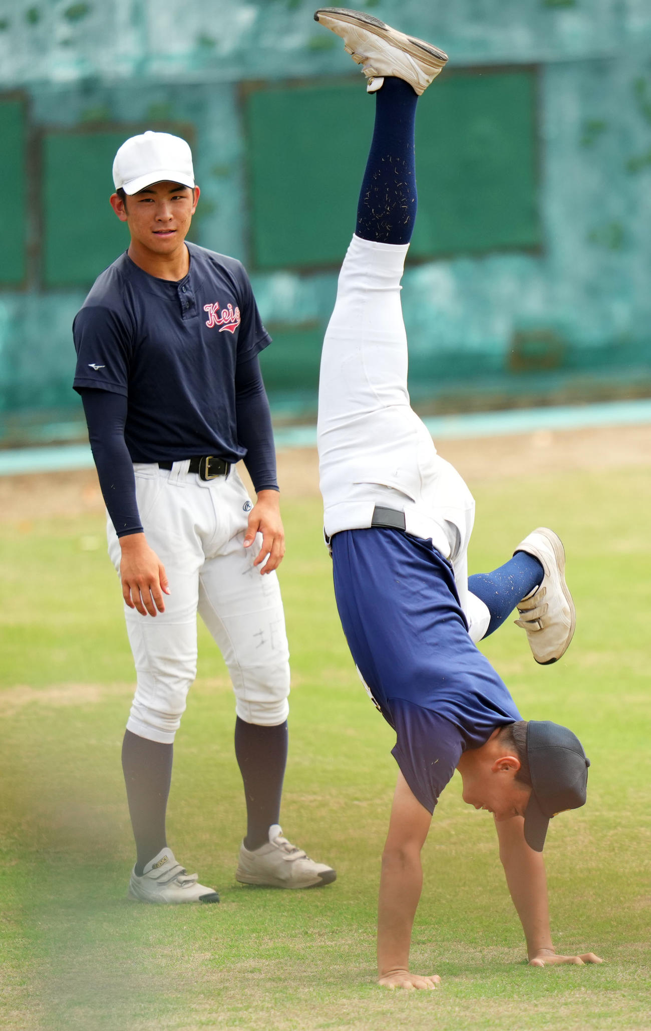 側転をする慶応・小宅（右）（撮影・横山健太）