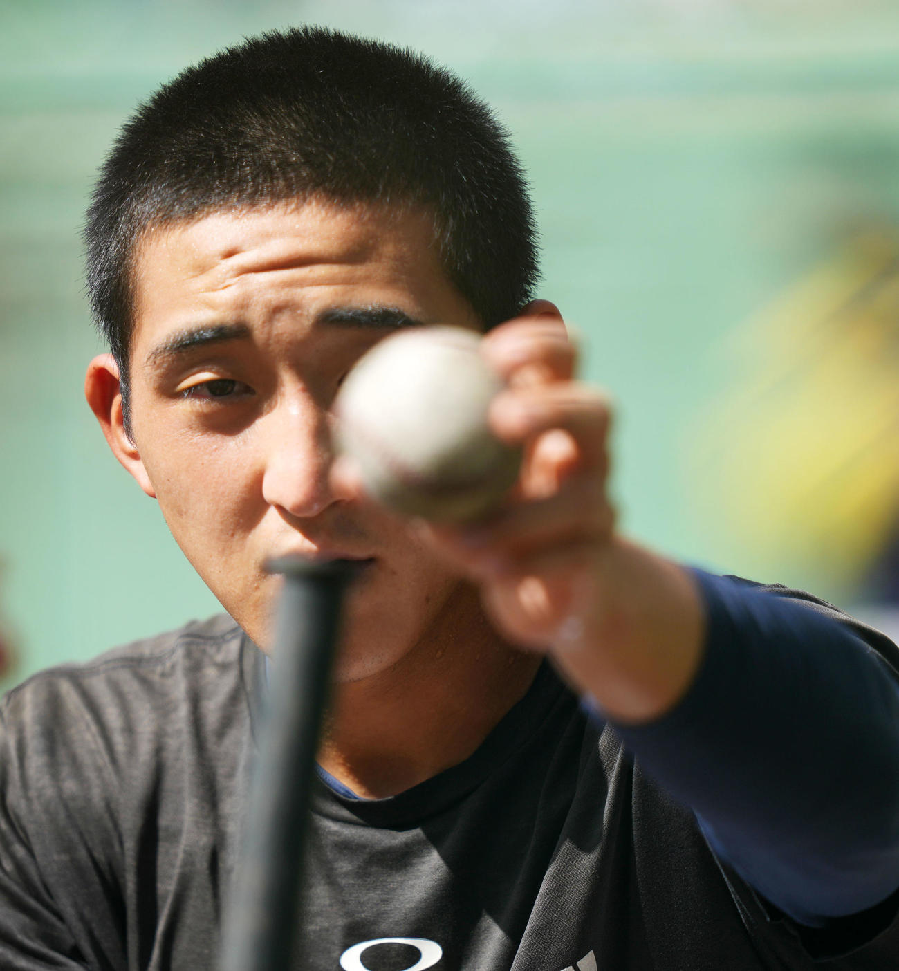 ボールをセットする仙台育英・橋本（撮影・横山健太）