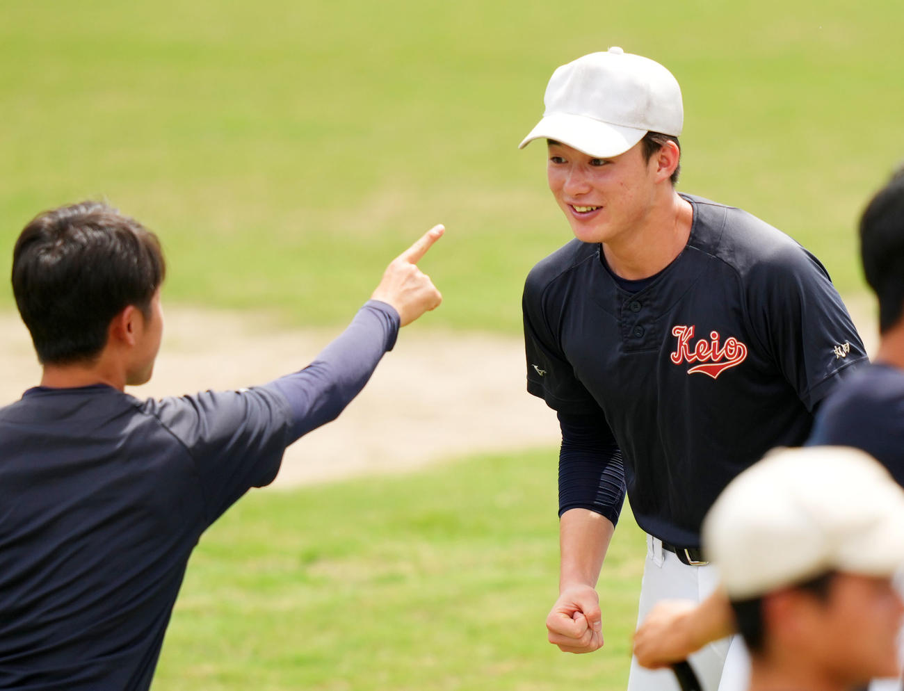 あっち向いてほいをする慶応・丸田（撮影・横山健太）
