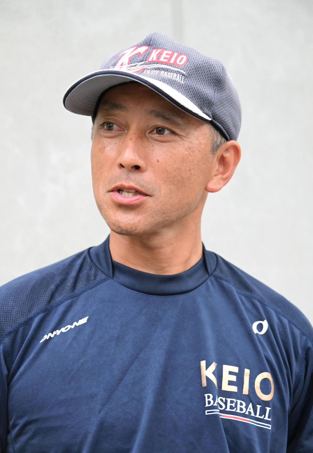 報道陣の質問に答える慶応・森林監督（撮影・石井愛子）