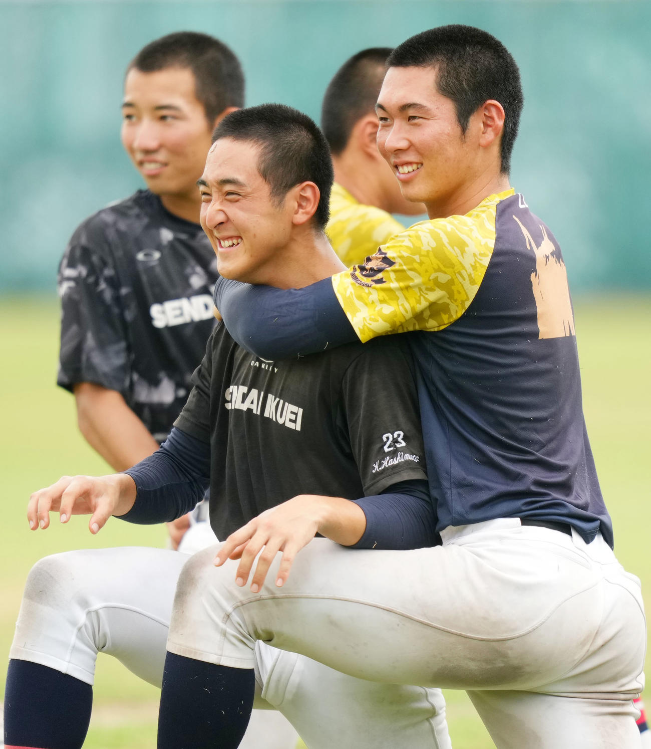 笑顔を見せる仙台育英・橋本（中央）と尾形（右）（撮影・横山健太）