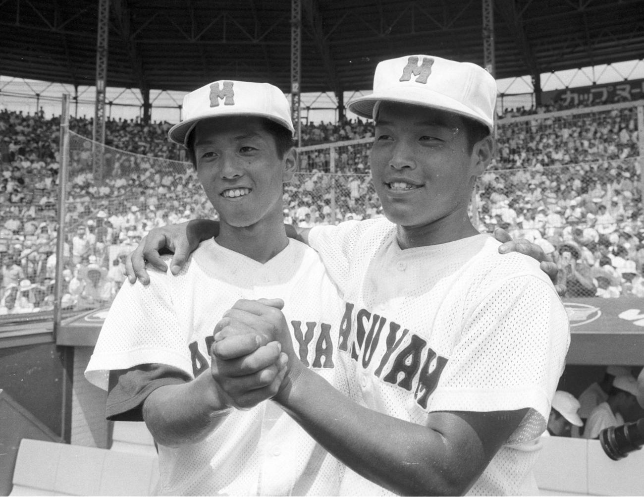 1986年8月、松山商の水口栄二（左）、右は上川