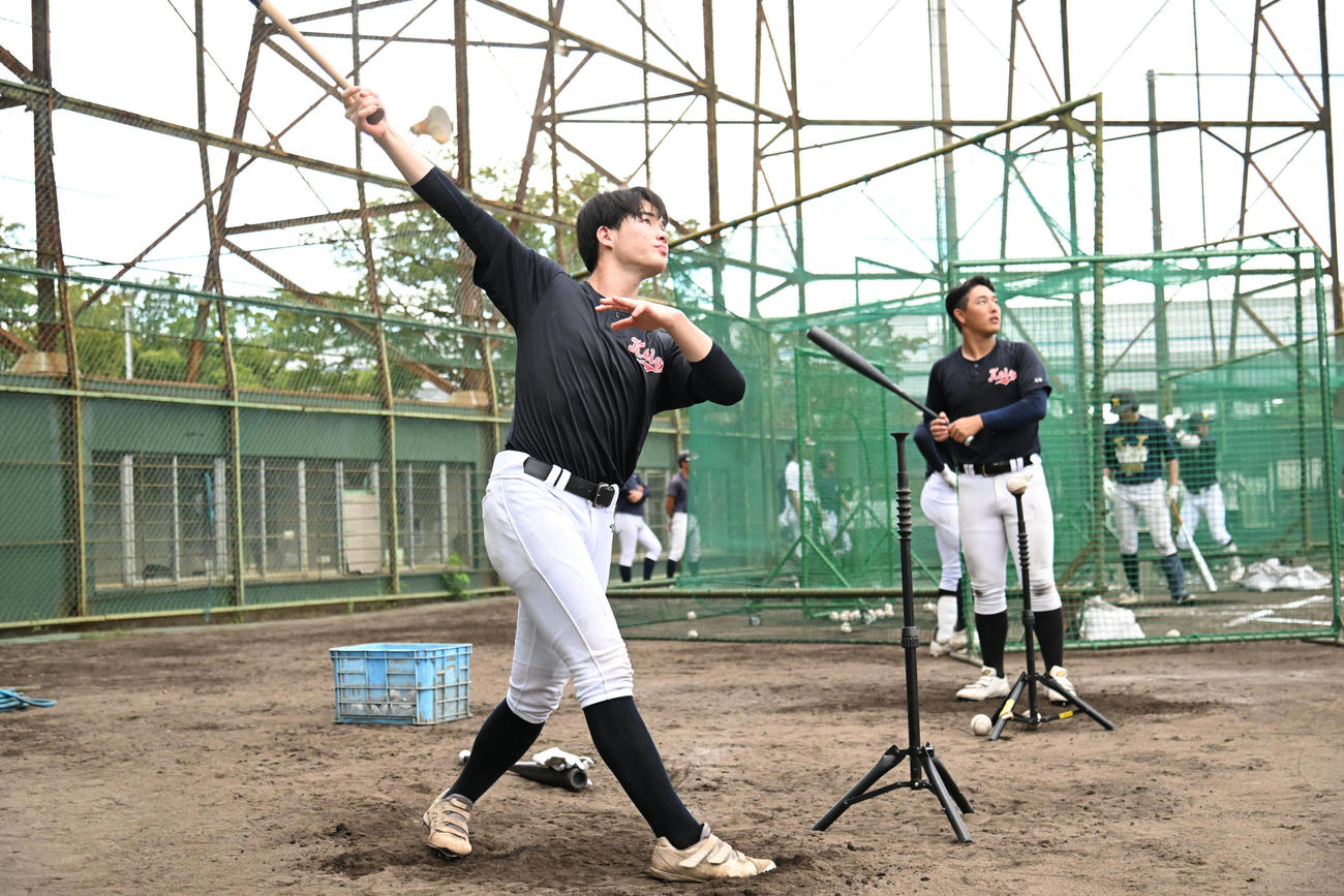 バッティング練習をする（左から）丸田、清原（撮影・石井愛子）