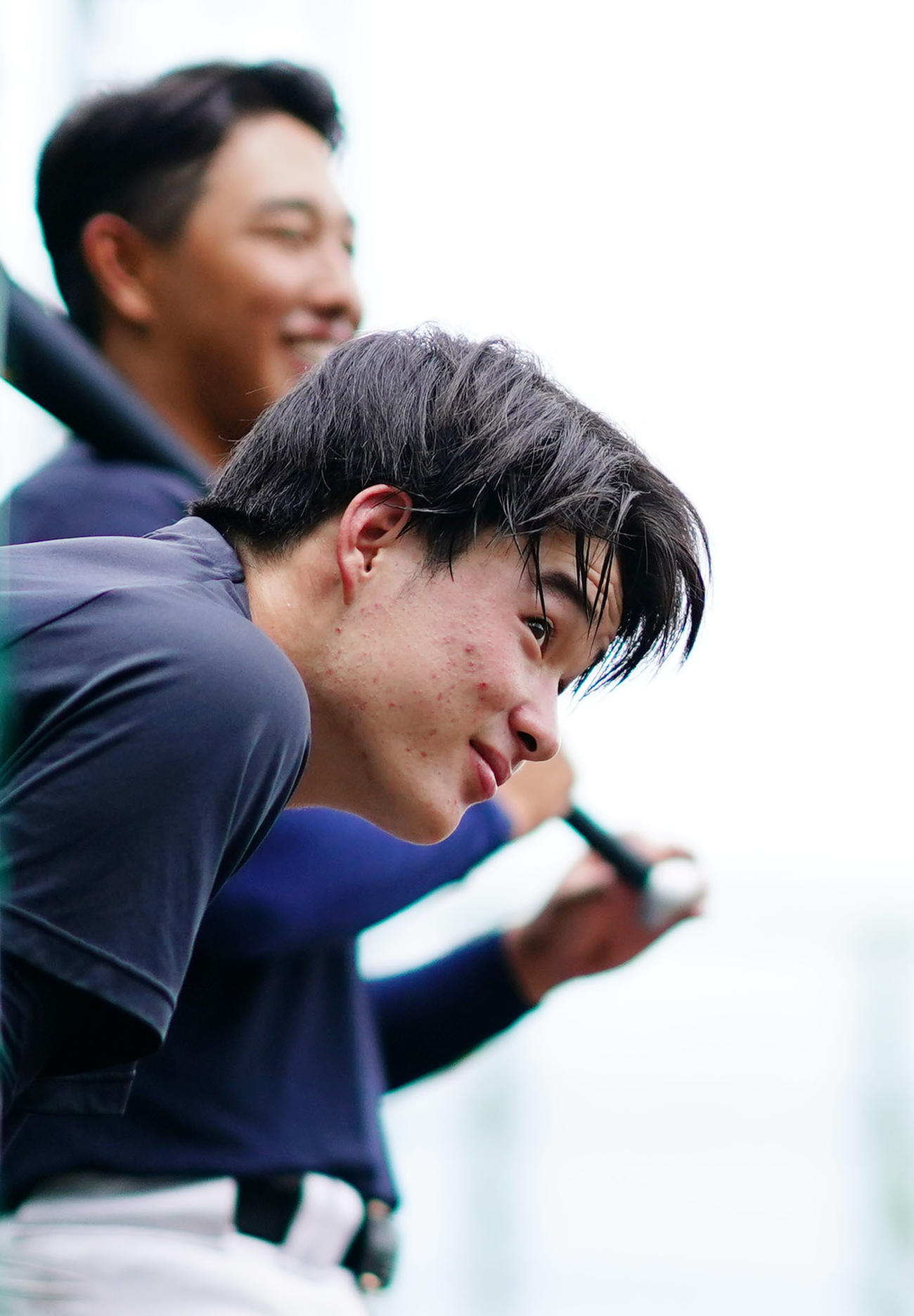笑顔を見せる慶応・丸田と清原（奥）（撮影・横山健太）