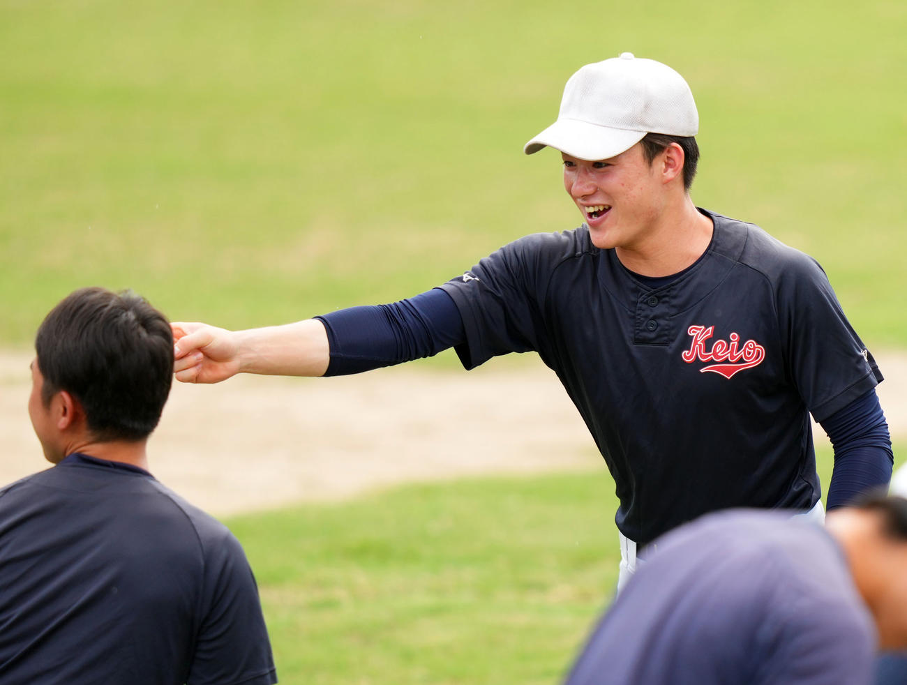 あっち向いてほいをする慶応・丸田（撮影・横山健太）