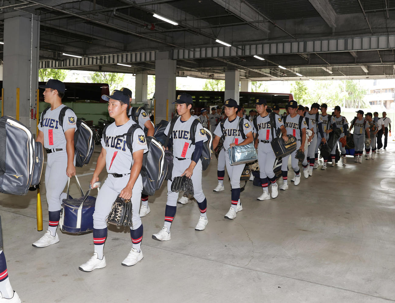 仙台育英対慶応　甲子園球場に入る仙台育英ナイン（撮影・前田充）