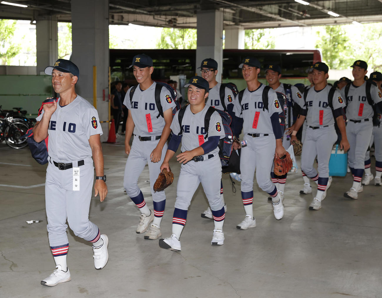 仙台育英対慶応　森林監督（左端）を先頭に甲子園球場に入る慶応ナイン（撮影・前田充）