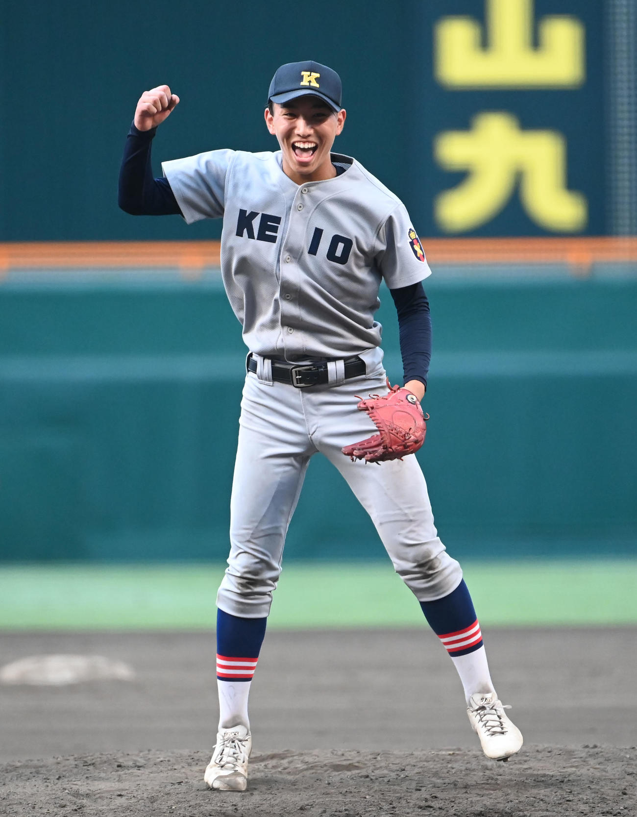 慶応対仙台育英　仙台育英に勝利し喜ぶ小宅（撮影・石井愛子）