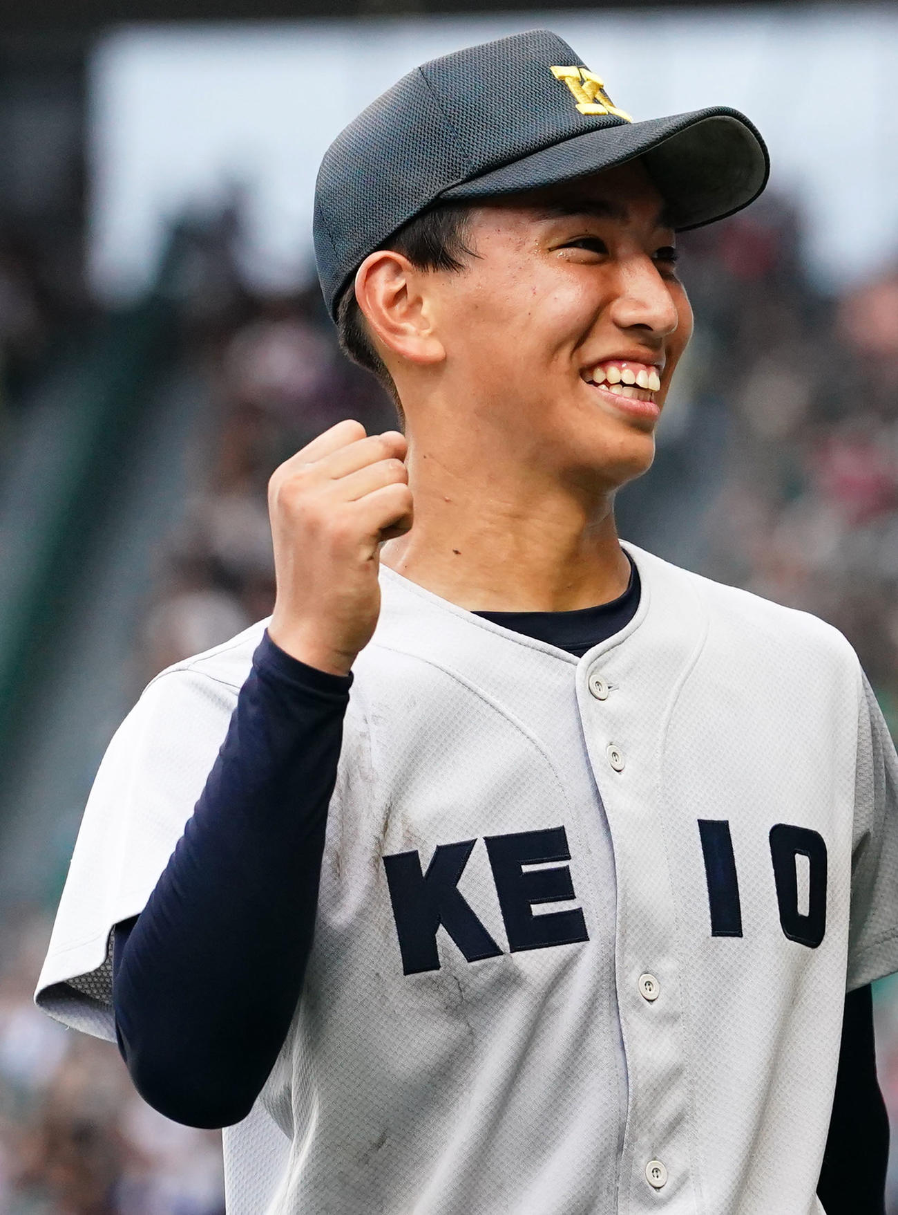 慶応対仙台育英　優勝を果たし観客からのガッツポーズリクエストに笑顔で応える慶応・小宅（撮影・横山健太）