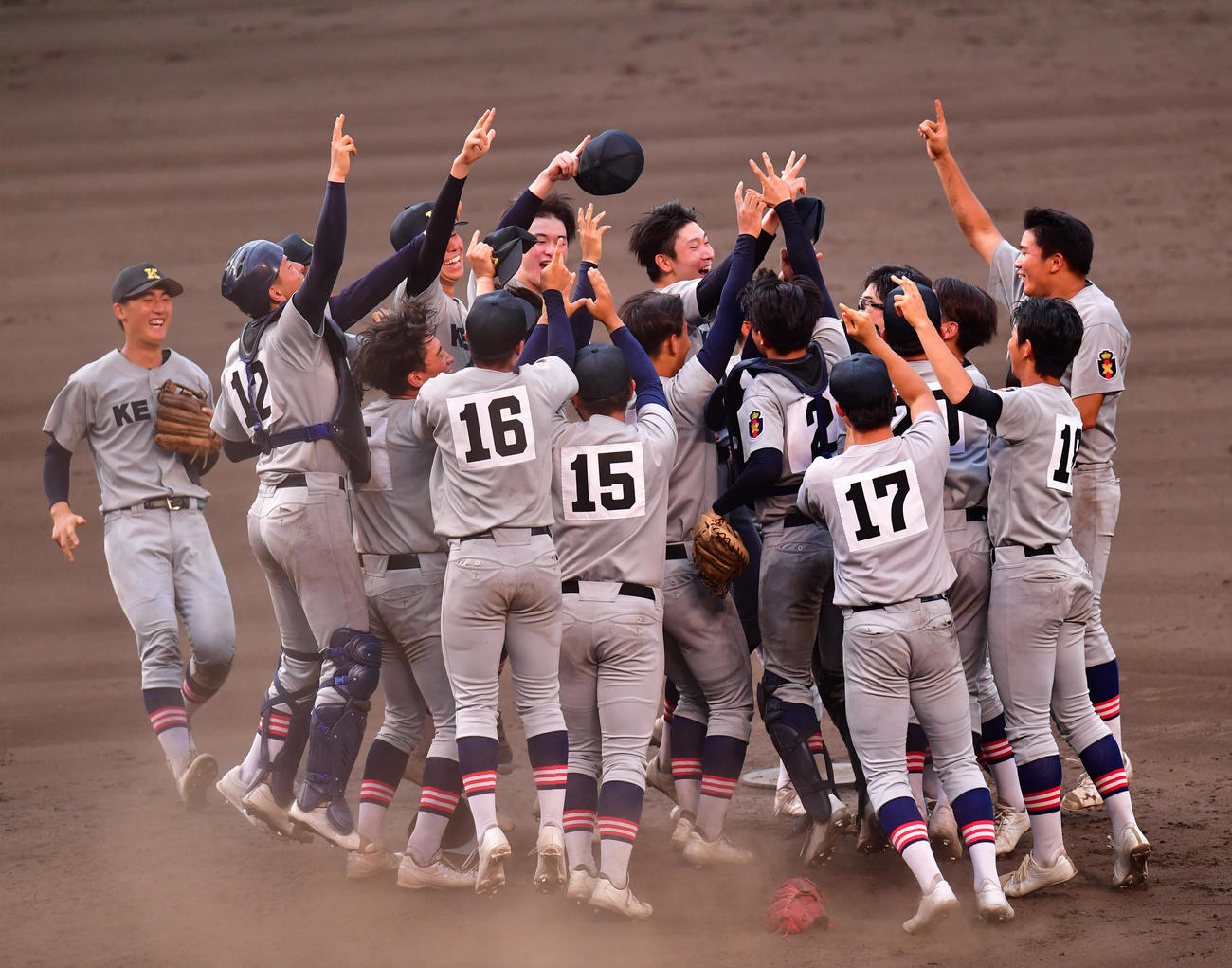慶応対仙台育英　優勝で喜び合う慶応ナイン