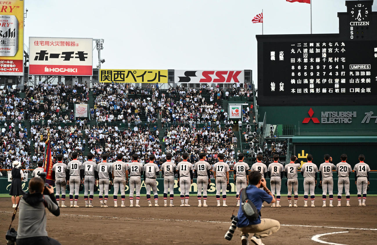 優勝メダルをかけ整列する慶応ナイン（撮影・石井愛子）
