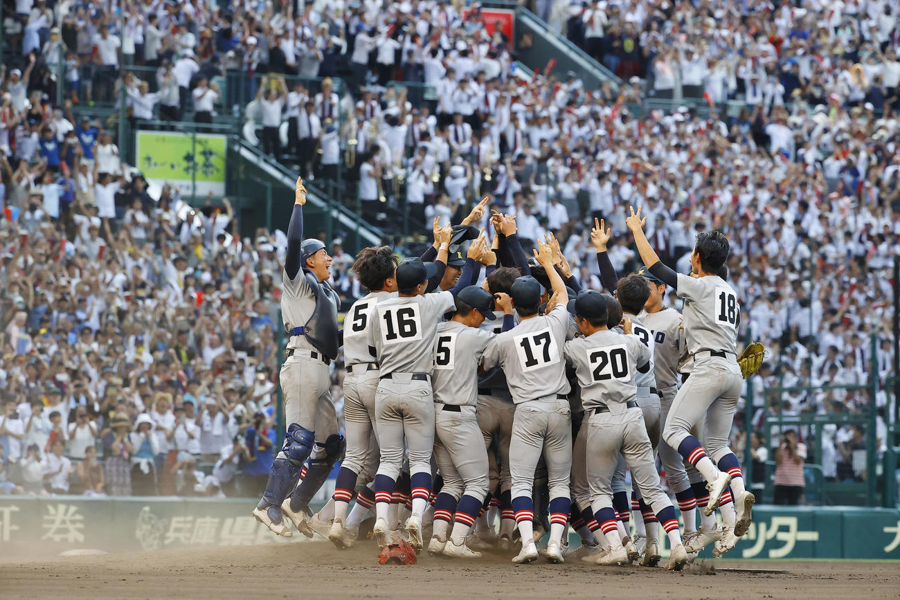 慶応対仙台育英　優勝を決めマウンドに駆け寄る慶応ナイン（撮影・藤尾明華）