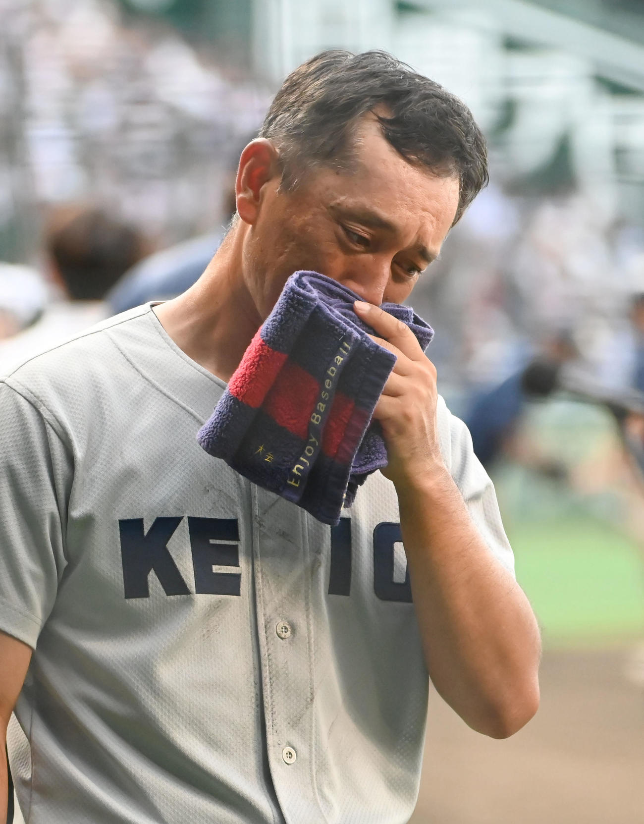 仙台育英に勝利し涙を流す慶応の森林監督（撮影・石井愛子）