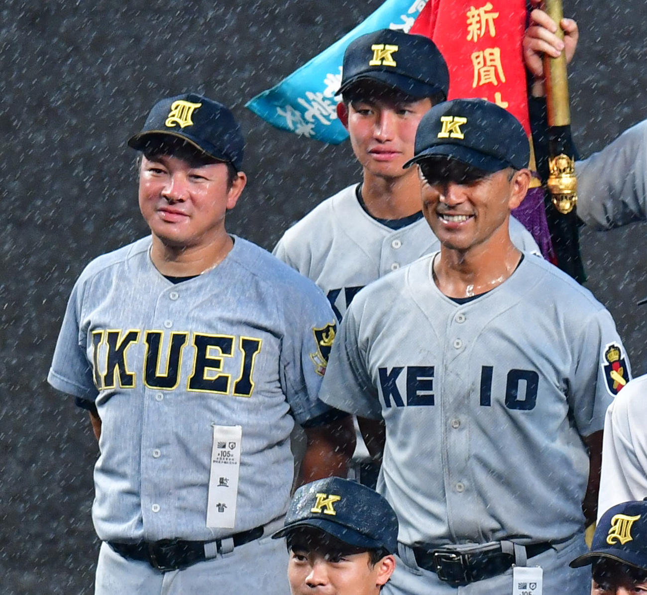 慶応対仙台育英　両校記念撮影で並ぶ仙台育英・須江監督（左）と慶応・森林監督