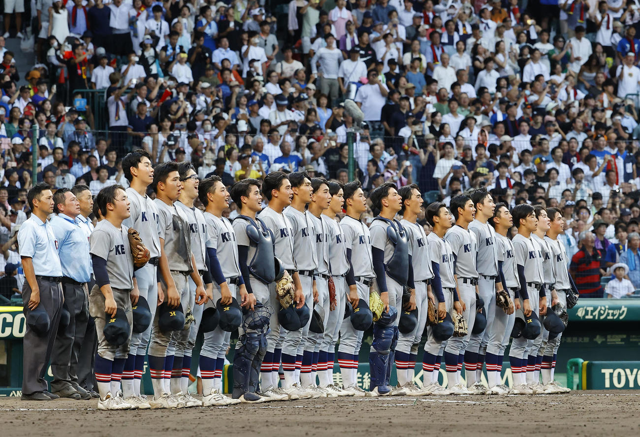 慶応対仙台育英　優勝を決め校歌を歌う慶応の選手たち（撮影・藤尾明華）