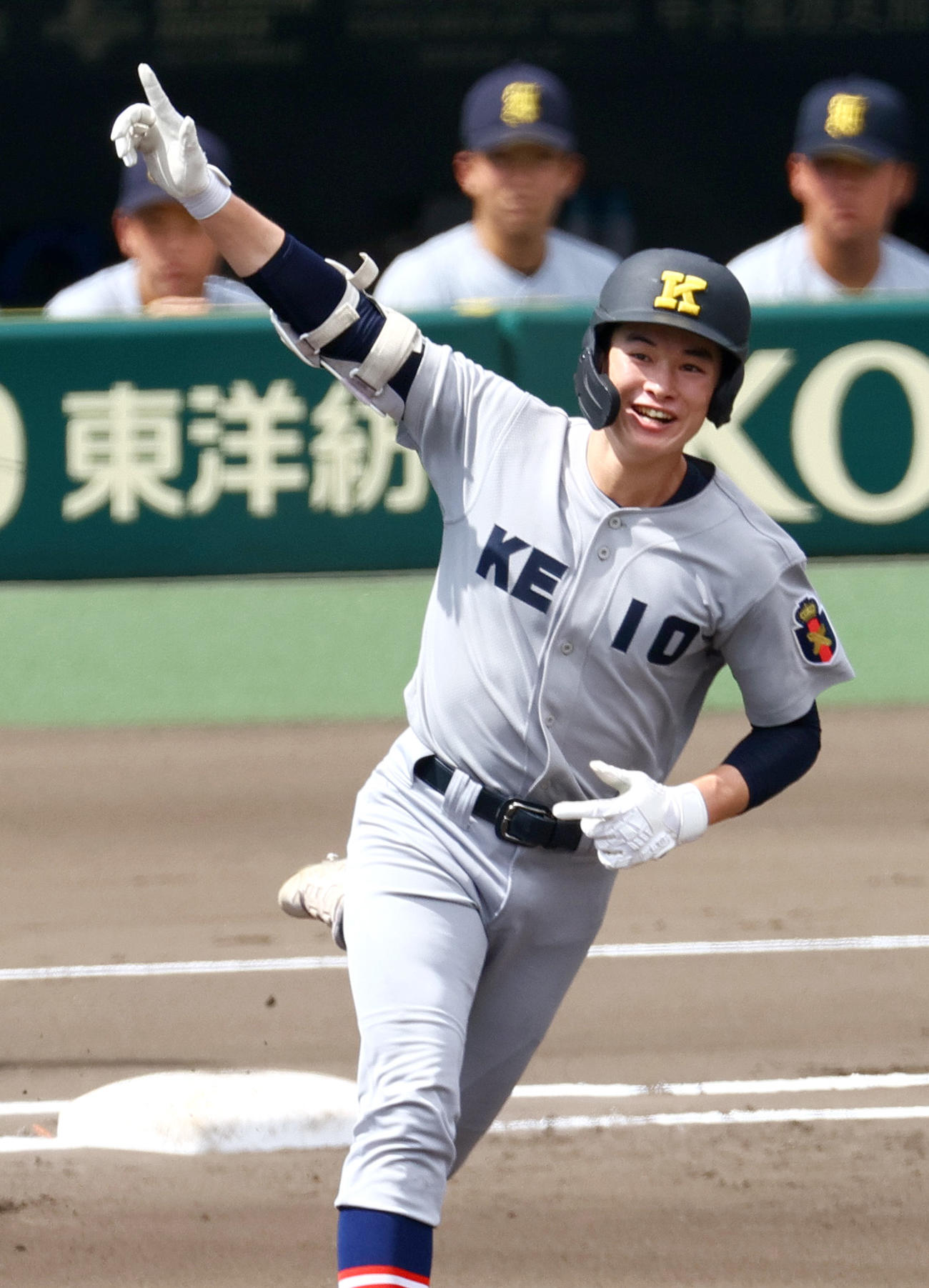 慶応対仙台育英　1回表慶応無死、丸田は先制の右越え本塁打を放つ（撮影・上山淳一）
