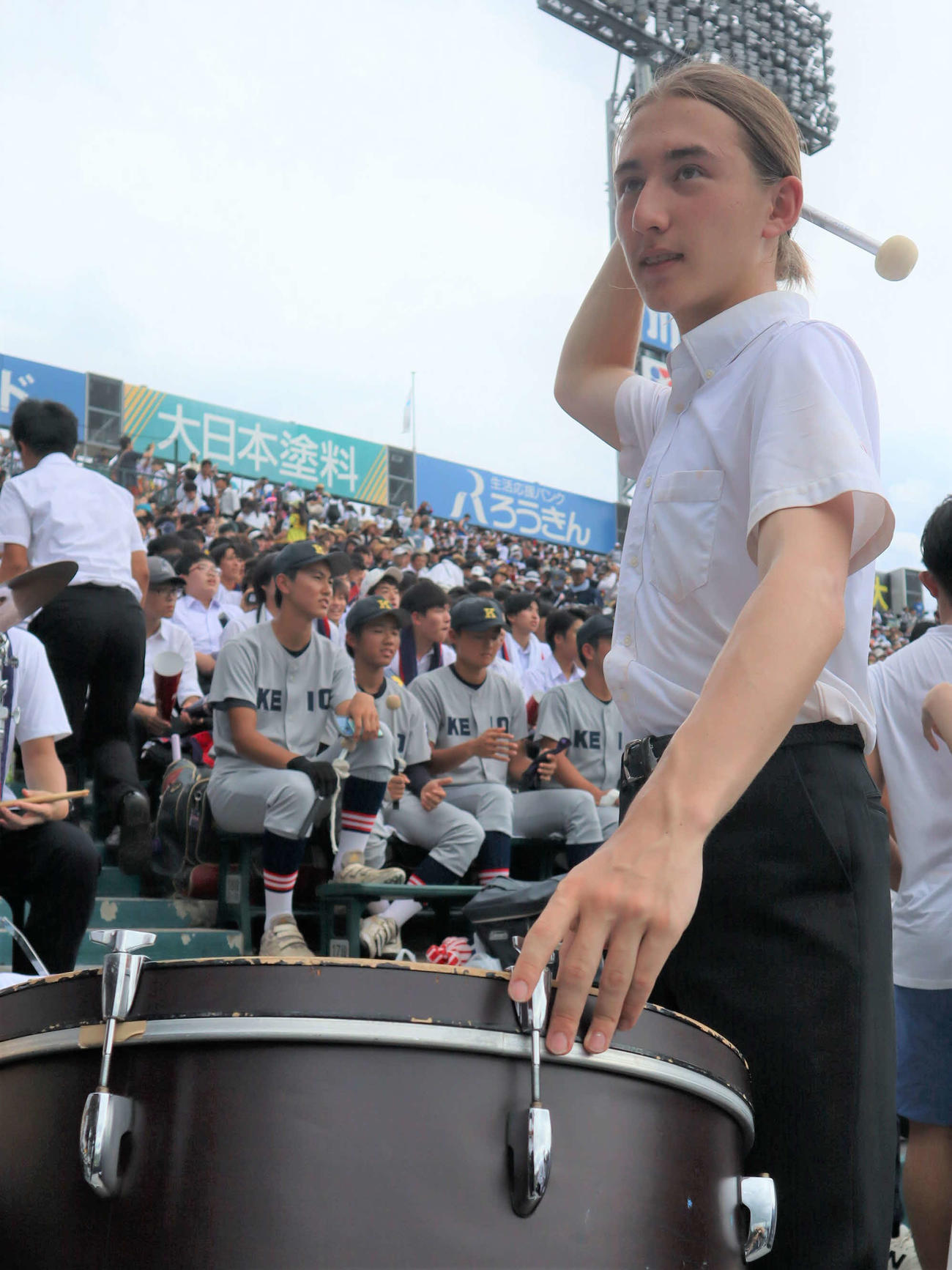 全国高校野球選手権　仙台育英対慶応　アルプスで演奏する慶応吹奏楽部の茂庭也勇斗さん（撮影・村松万里子）