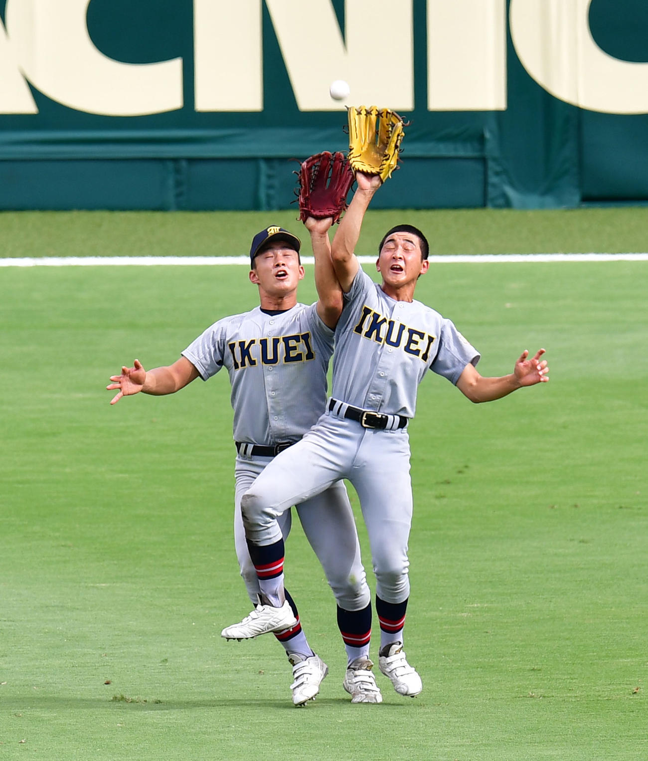 慶応対仙台育英　5回表慶応2死二、三塁、丸田の左中間の打球を追い中堅手橋本（右）と左翼手鈴木が交錯。2点適時失策となる（撮影・清水貴仁）