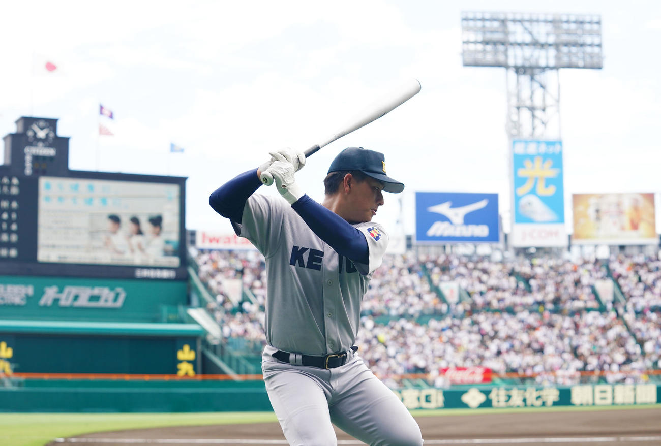 慶応対仙台育英　試合開始前、素振りをする慶応・清原（撮影・横山健太）