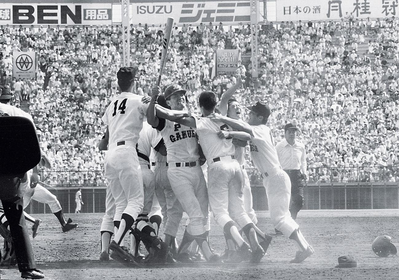 85年8月、宇部商との決勝でサヨナラ勝ちで優勝しバットを持ったまま大喜びする清原（中央）らPL学園ナイン