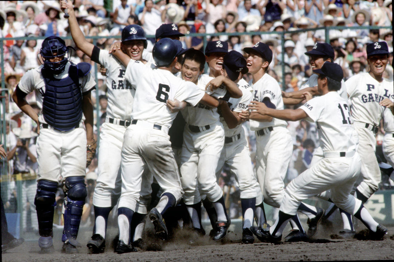 第67回全国高校野球選手権　決勝戦　PL学園対宇部商　サヨナラで優勝を決めホームベース付近で喜ぶPL学園ナイン。左端はバットを掲げ喜ぶ清原和博。宇部商捕手田処新二（1985年8月21日撮影）