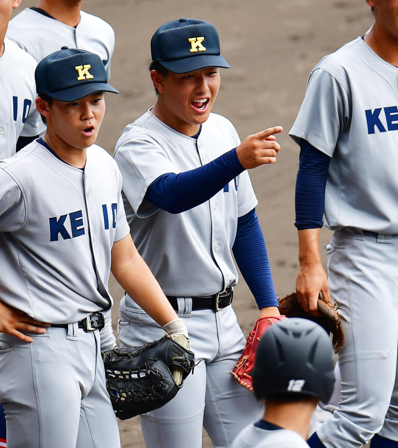 慶応対仙台育英　試合前のシートノックで元気に声を出す慶応・清原（中央）