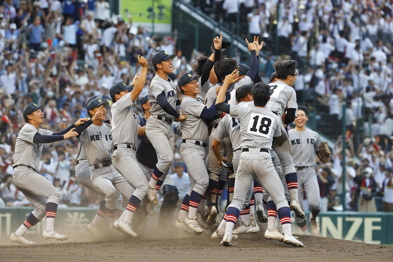 慶応対仙台育英　優勝を決めマウンドに駆け寄る慶応の選手たち（撮影・藤尾明華）