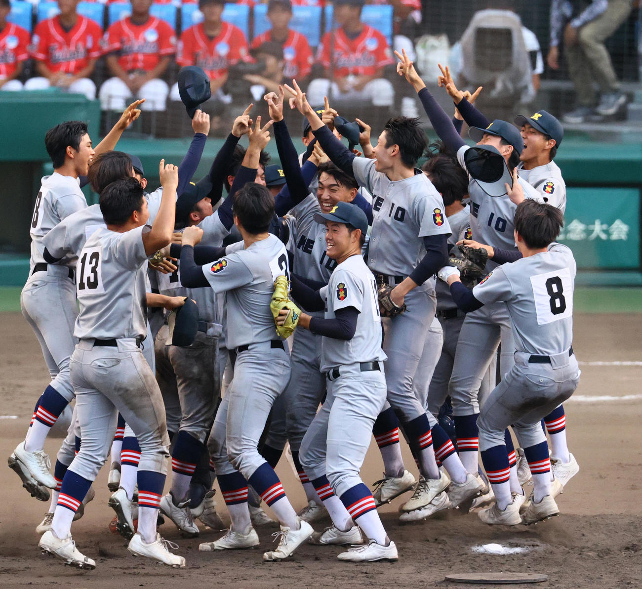 慶応対仙台育英　107年ぶりの優勝に歓喜する慶応ナイン（撮影・上山淳一）