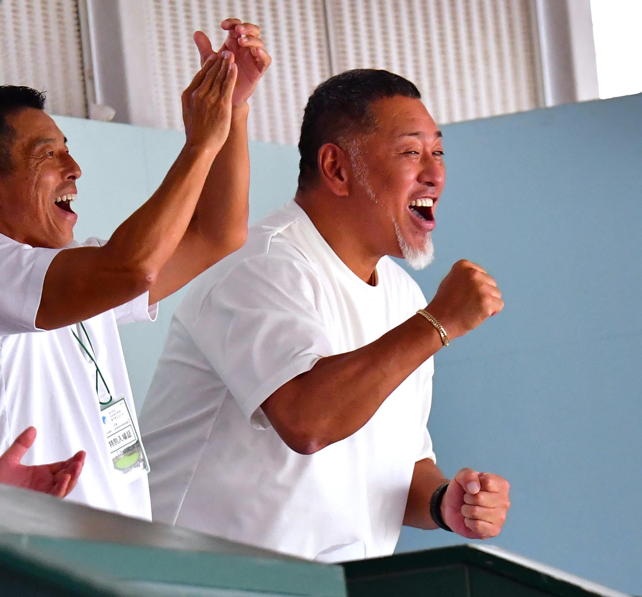 慶応対仙台育英　1回表慶応無死、丸田の先頭打者本塁打に歓喜の清原和博氏（右）