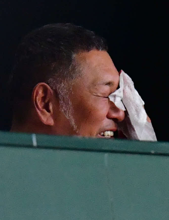 慶応対仙台育英　慶応優勝に目元をぬぐう清原和博氏