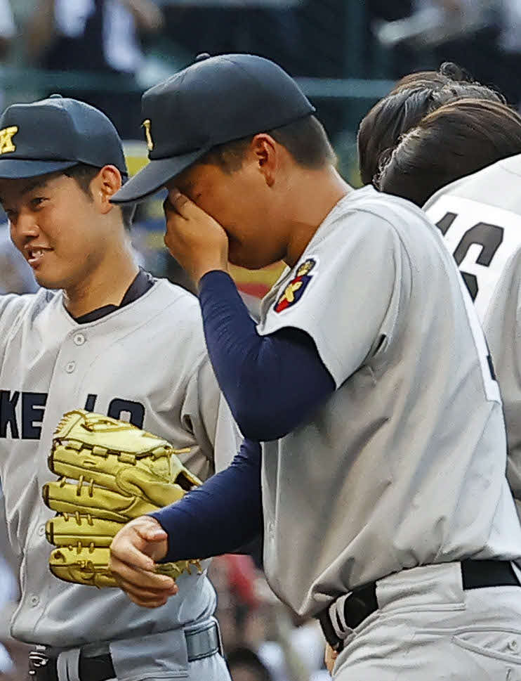 慶応対仙台育英　優勝を決め目頭を押さえる慶応・清原（中央手前）（撮影・藤尾明華）