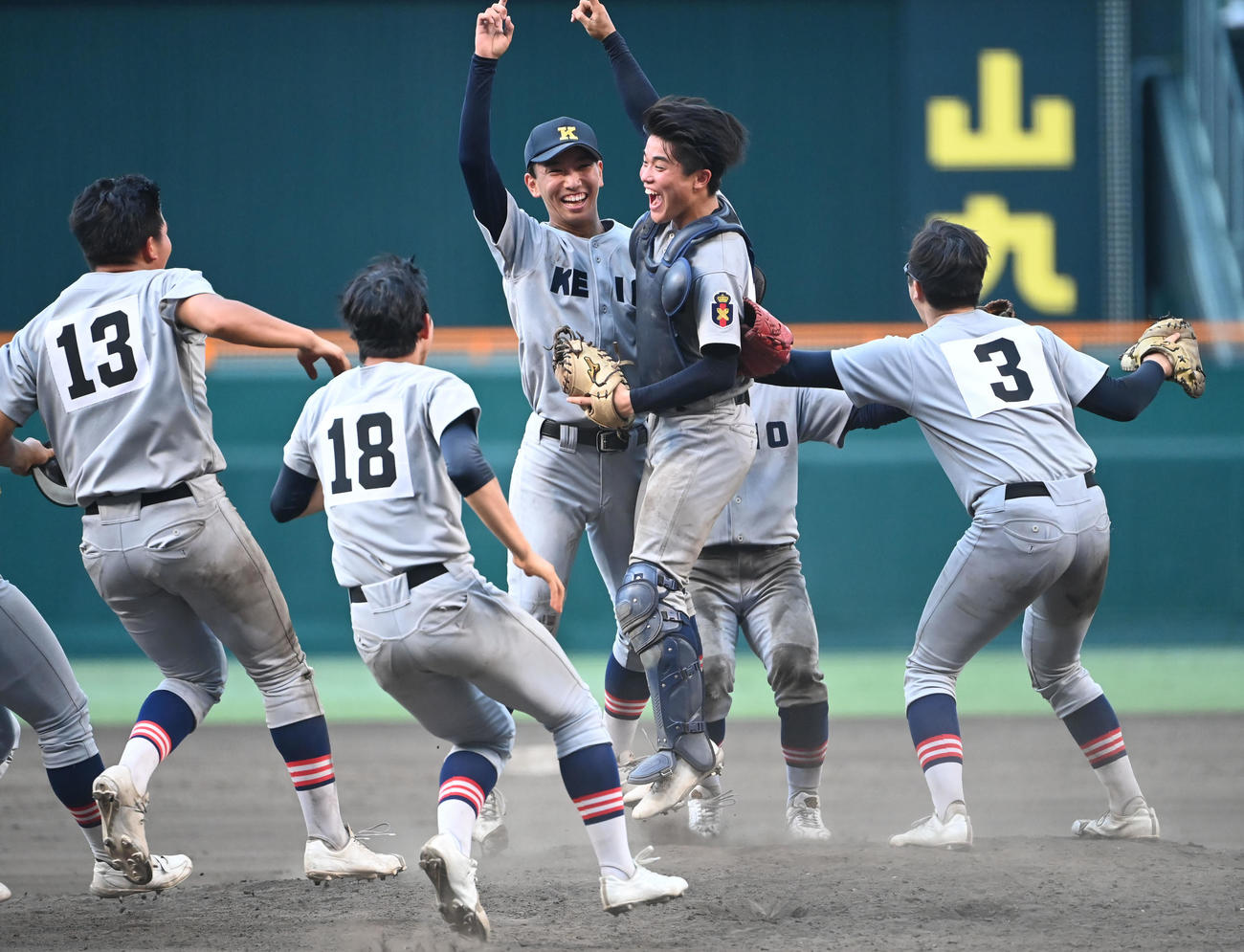 慶応対仙台育英　仙台育英に勝利し喜ぶ慶応ナイン（撮影・石井愛子）