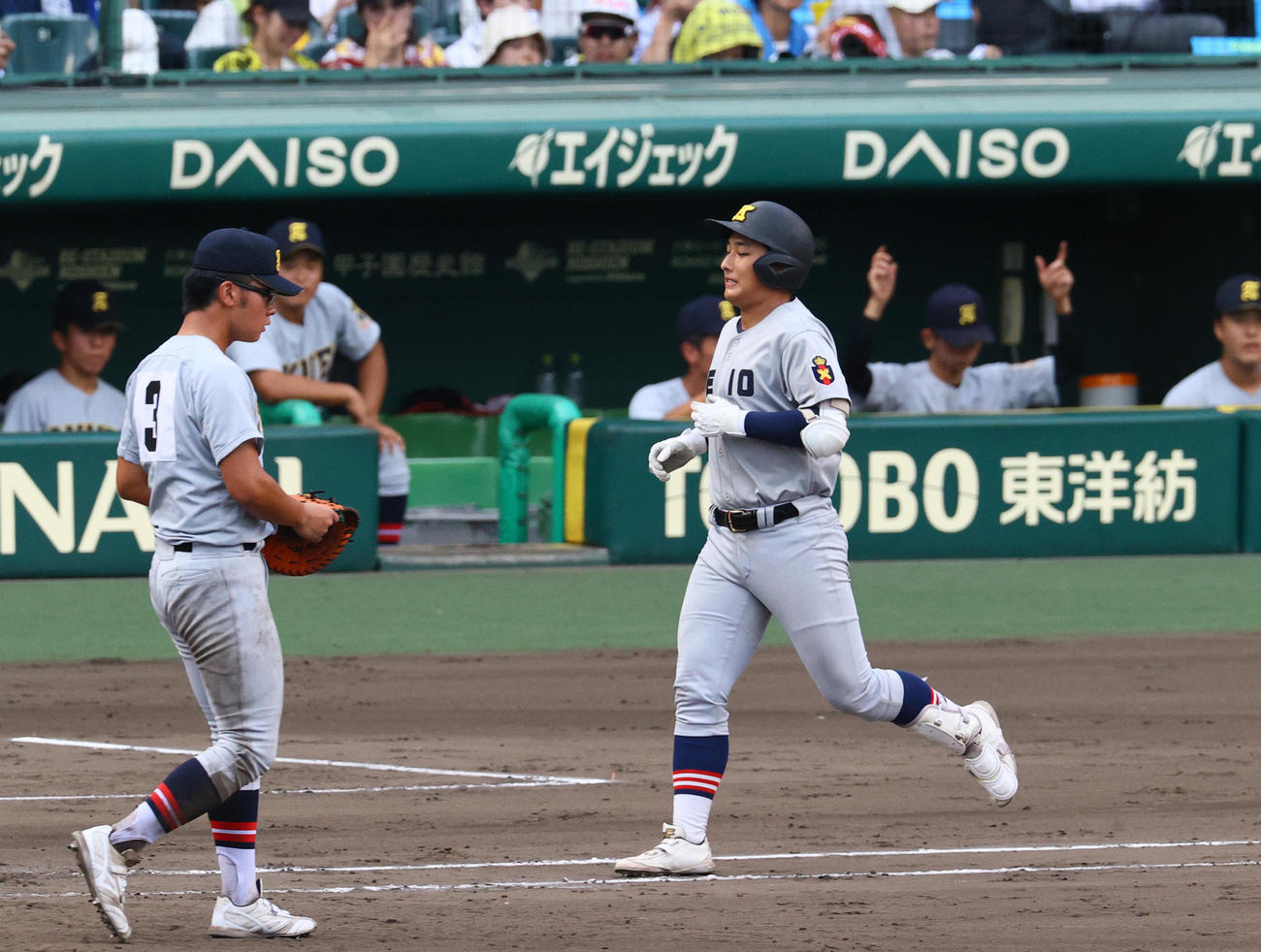 慶応対仙台育英　9回表慶応無死、清原（右）は四球を選び一塁へ向かう（撮影・上山淳一）