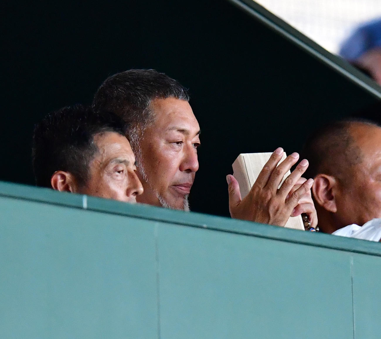 慶応対仙台育英　9回表慶応、清原勝児の打席をみつめる清原和博氏