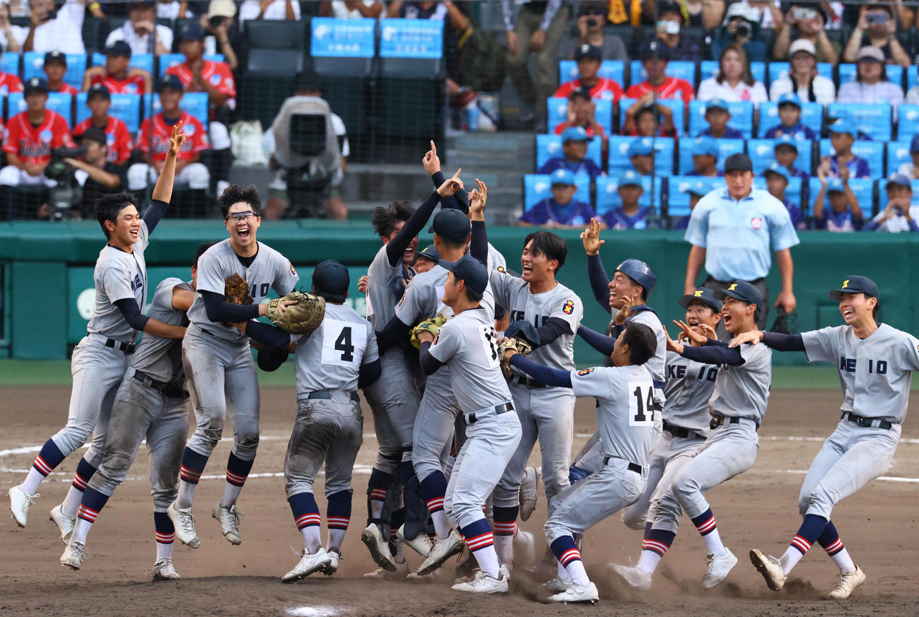 慶応対仙台育英　107年ぶりの優勝に歓喜する慶応ナイン（撮影・上山淳一）
