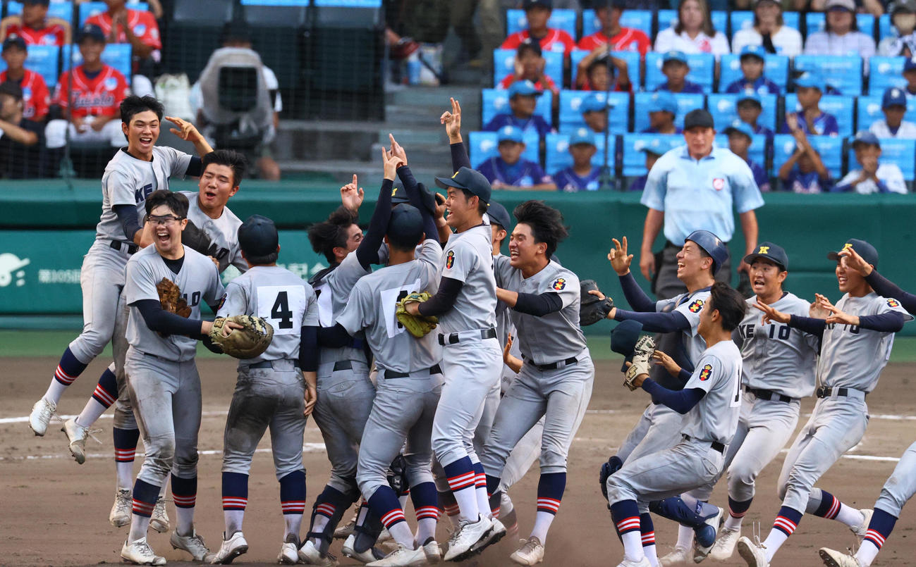 慶応対仙台育英　107年ぶりの優勝に歓喜する慶応ナイン（撮影・上山淳一）