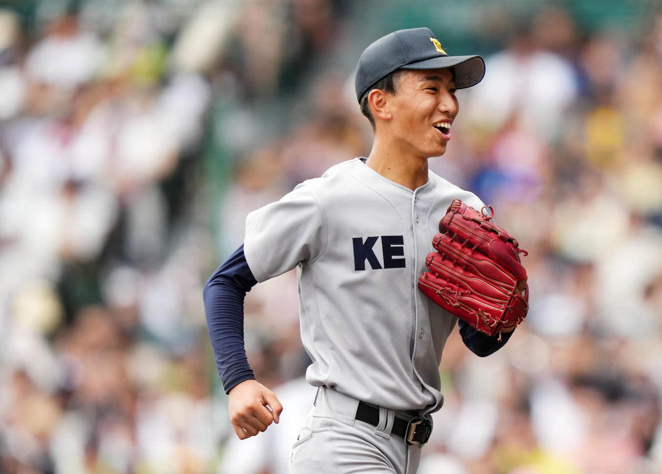 慶応対仙台育英　6回裏を無失点に抑え笑顔を見せる慶応・小宅（撮影・横山健太）