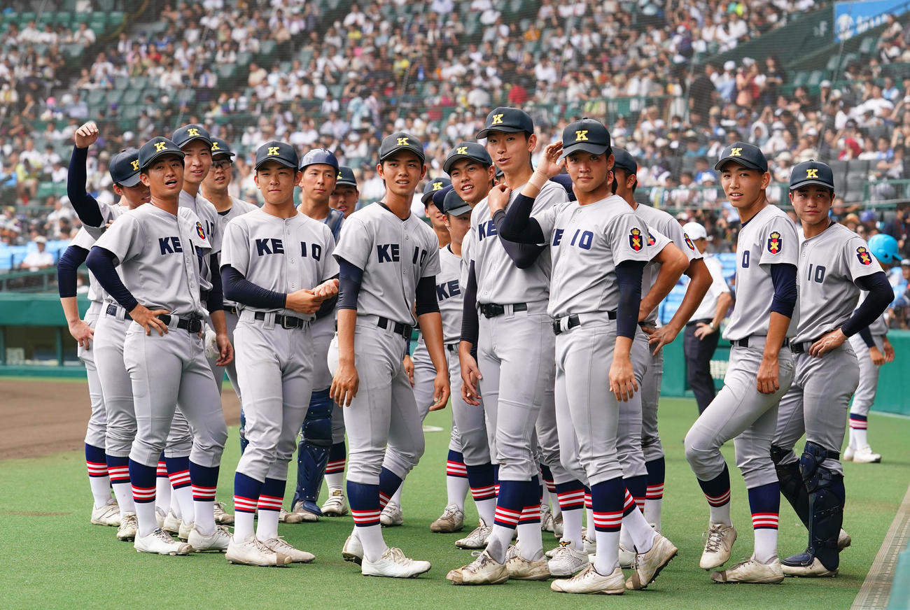 慶応対仙台育英　試合開始前、アルプススタンドを見つめる慶応ナイン（撮影・横山健太）