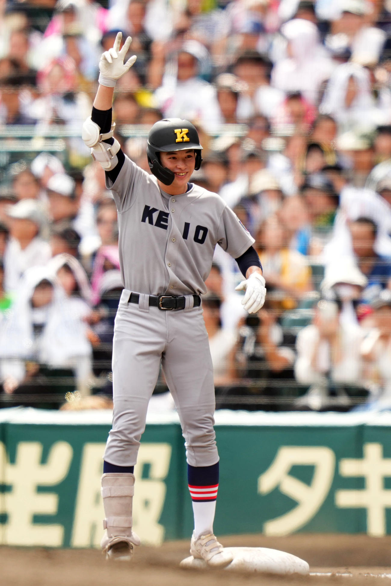 慶応対仙台育英　2回表慶応1死二塁、右前適時打を放ち、塁上で笑顔を見せる丸田（撮影・横山健太）