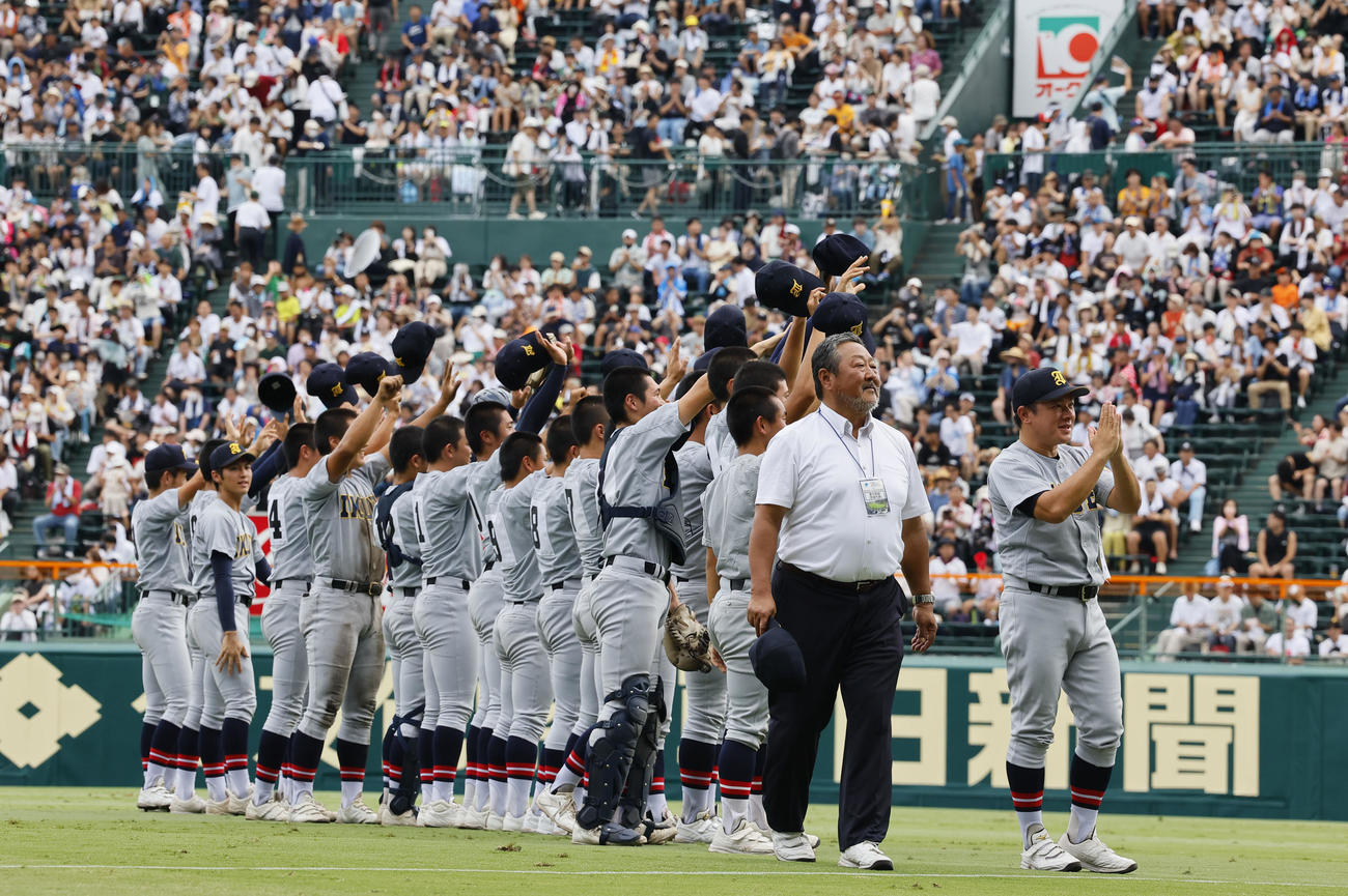 慶応対仙台育英　アルプスにあいさつをし、手を合わせ仙台育英須江監督（右端）（撮影・藤尾明華）